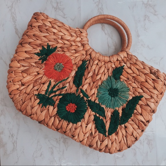 Straw Studios Handbags - ✨NWT Straw Studios floral embroidered hand bag